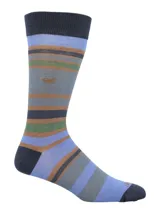 Calcetines de caña media con rayas horizontales en tonos azul, gris, marrón y verde. Presentan un pato bordado en marrón. El puño es de color azul oscuro.