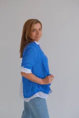 Sweater azul con escote redondo y detalle de encaje en el ruedo. Incluye chalina de gasa al tono con detalle de encaje.