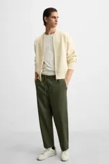 Pantalón de hombre color beige, corte carrot fit, con cintura elástica ajustable con cordón, bolsillos frontales y bolsillo trasero de plastrón.
