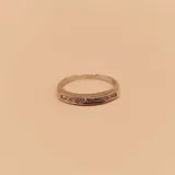 Anillo medio sin fin de oro blanco 18k con circonias engarzadas. Ancho de la alianza: 2.6mm.