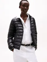 Campera negra ultraligera con relleno de plumón, cuello perkins, cierre de cremallera, dos bolsillos laterales con cremallera y puños con botón.