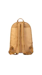 Mochila negra de tela impermeable con detalles en cuero sintético. Tiene un compartimento principal con cierre, un bolsillo frontal con cierre y un compartimento interno para notebook de 15 pulgadas.