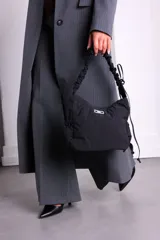 Bolso negro de nylon con textura sutil y manija fruncida.