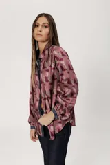 Camisa de seda estampada con diseño retro estilo cubista en tonos ciruela, violeta y gris acero, con botones símil metal y cuello camisero con solapa.
