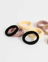 Set de ocho gomitas elásticas para el pelo en colores negro, beige, rosa y crema.