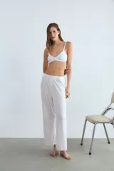Pantalón de jersey blanco con calce recto, elástico en la cintura y botones personalizados.