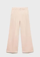 Pantalón de jean color rosa claro, corte wide leg, tiro alto, con bolsillos laterales y trabillas para cinturón.
