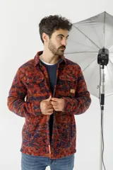 Camisa de franela escocesa con cuello, cierre frontal con botones, dos bolsillos con solapa abotonada en el pecho y corte recto.