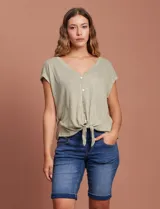 Blusa color verde claro de modal marca French Laundry, con escote en V, abertura central con botones y terminación anudada en el ruedo.