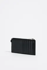 Monedero rectangular de piel blanca, con cierre de cremallera, asa de piel y tarjetero exterior.