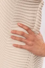 Vestido corto tejido al crochet color crema, con escote halter y espalda descubierta.