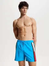 Short de baño celeste de nailon reciclado, con cintura elástica ajustable con cordón y logo de Tommy Hilfiger en el lateral.