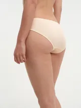 Bombacha tiro bajo color lila, de tejido acanalado y corte clásico.