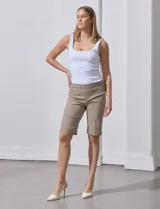 Bermuda color beige de gabardina elastizada, marca Zac & Rachel, con pretina ancha elastizada.