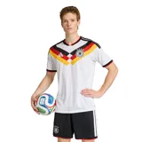 Camiseta de fútbol Adidas de la selección de Alemania, modelo WC 26 Home Jersey para hombre. Diseño blanco con detalles en negro, rojo y amarillo, escudo de la selección y logo de Adidas en el pecho.