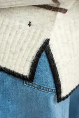 Sweater color crema con rayas horizontales en tonos marrón, bordeaux y beige.