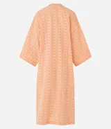 Kimono largo color salmón con estampado de flores blancas, mangas anchas y sin cierre.