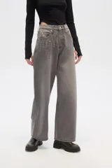 Pantalón gris de jean de corte recto y tiro alto, con detalles de ojales metálicos en la parte superior.