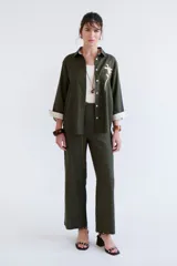 Pantalón de lino azul de corte palazzo.