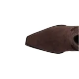 Bota de gamuza color beige con bordado decorativo, taco cuadrado y punta fina.