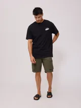 Remera negra de algodón con estampado del logo de la marca Rusty en el frente.