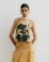 Musculosa de seda color ocre con estampado abstracto en negro.