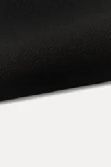 Blazer recta negra de Zara Woman Collection, con cuello solapa, manga larga con abertura y botones, bolsillos de plastrón en delantero, forro interior a tono y cierre frontal con botones.