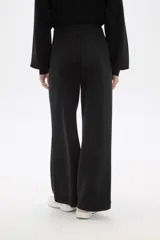 Pantalón de poliéster color marrón, de corte recto y tiro alto con pinzas frontales.