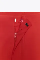 Pantalón rojo de tiro alto con corte flare.