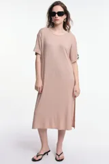 Vestido midi color beige, de corte recto y mangas cortas.