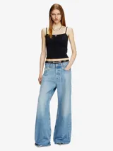 Top blanco de tirantes finos, corte ajustado y tejido acanalado. Presenta un pequeño logo bordado en rojo en el centro del escote.