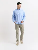 Pantalón de vestir color marrón claro, de corte recto y tiro medio.