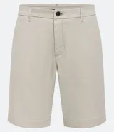 Bermuda de hombre, modelo loose con corte de sastrería, confeccionada en sarga de algodón y elastano. Color beige claro, con cierre de botón y cremallera, bolsillos y bajo ancho.