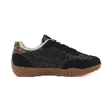 Zapatillas urbanas Osada de dama, color negro con detalles en animal print en el talón y suela marrón.