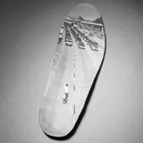 Zapatillas grises de skate con detalles en gris claro, confeccionadas en gamuza, con suela blanca y logo de la marca en el lateral.