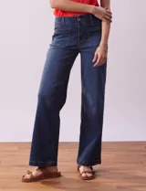 Jean wide leg de tiro alto, color azul, con pretina con pasadores, botón y cierre. Presenta bolsillos delanteros y traseros.
