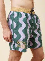 Short de baño gris con diseño ondas y cordón ajustable en la cintura.