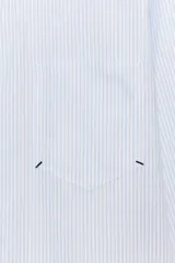 Camisa de cuello solapa y manga larga con puño doble abotonado. Cierre frontal con botones y estampado a rayas verticales rosas y blancas.