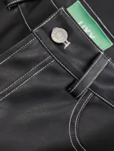 Pantalones negros de cuero sintético de pierna ancha con cierre de cremallera y bolsillos frontales y traseros.