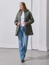 Campera negra capitoneada marca Weatherproof, con capucha desmontable, cierre central y bolsillos delanteros.