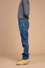 Jeans azul oscuro de corte slim, con tecnología Coolmax para confort térmico y elasticidad.