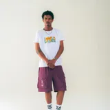 Bermuda de nylon color borgoña, con cintura elastizada y cordón ajustable. Presenta bolsillos laterales y bolsillos cargo con cierre.