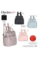 Mochila celeste con detalles en negro, con un bolsillo frontal con cierre y dos bolsillos laterales abiertos. Tiene un asa corta superior y dos correas traseras regulables.