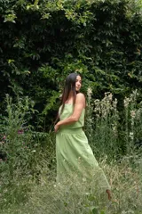 Conjunto de pollera midi y crop top celeste, con bordado de flores blancas.