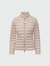 Campera corta Moncler modelo Igelle, color beige, con cierre frontal y cuello alto.