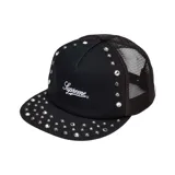 Gorra negra de Supreme con paneles frontales de tela y paneles traseros de malla. Decorada con tachas plateadas y strass. Presenta el logo de Supreme bordado en blanco en el frente.