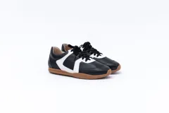 Zapatillas Magnolia plateadas con detalles en blanco y suela marrón.