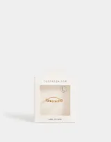 Anillo dorado con corazones de strass multicolor.