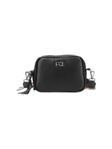 Cartera bandolera negra de cuero con logo metálico plateado en el frente y detalle de flecos en el lateral.