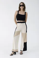 Crop top blanco de tejido de punto acanalado, con breteles anchos y escote cuadrado.